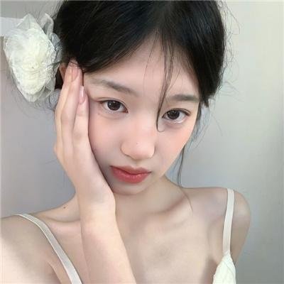 昂首挺胸